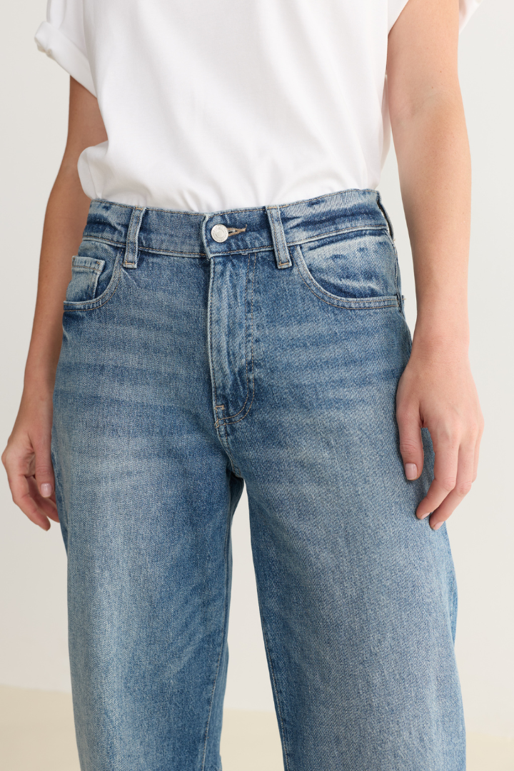 BNA - Soft Curve Barrel Jean