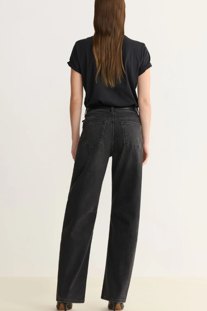 BNA - Soft Curve Barrel Jean