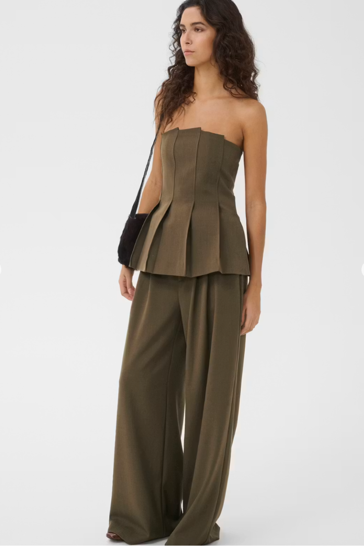 Stacy Trouser, detail of pleat waist