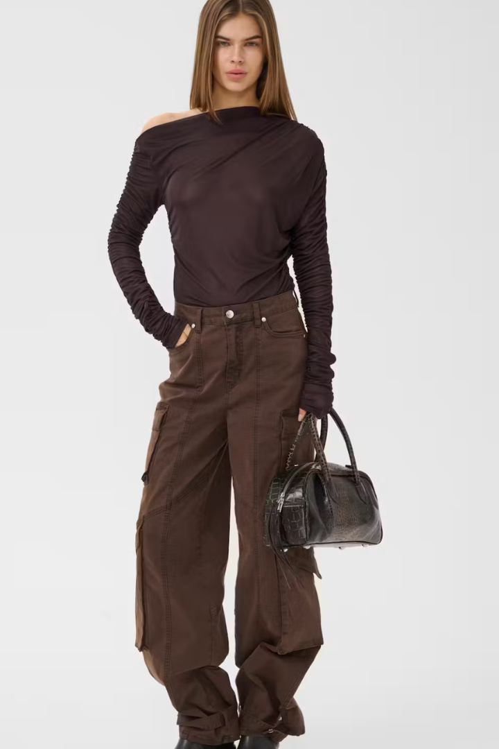 Svedae Top one-shoulder design, front view